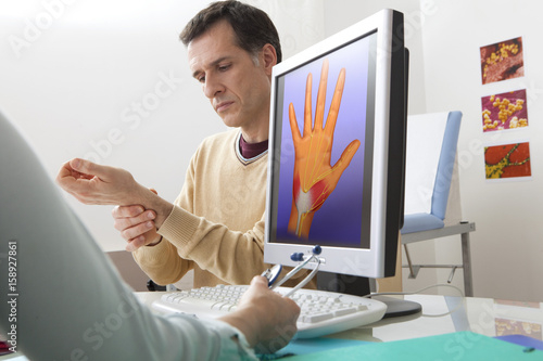 Models On screen, illustration of the carpal tunnel syndrome photo