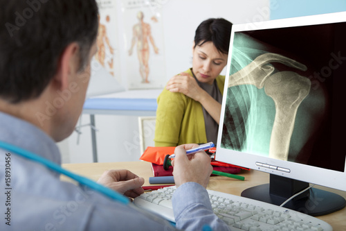 Models On screen, x-ray of a regular shoulder