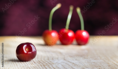 Foto Cherries on a wooden table.