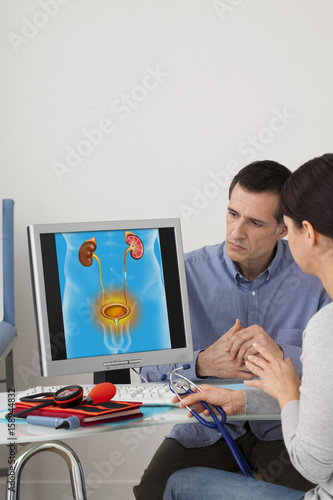 Models On screen, drawing illustrating a pyelocystitis; bacterial infection of the bladder (cystitis), spread to the renal pelvis (pyelitis) photo