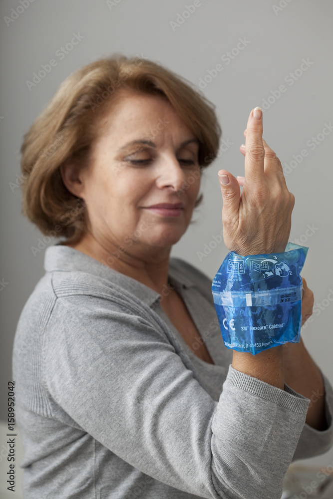 Model The hot and cold pack must be used with the protection cover For