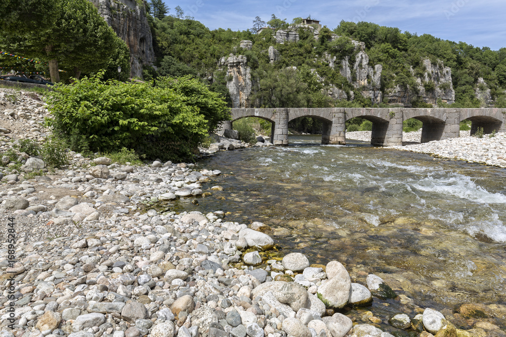 Steinbrücke über den Fluss Beaume in Südfrankreich