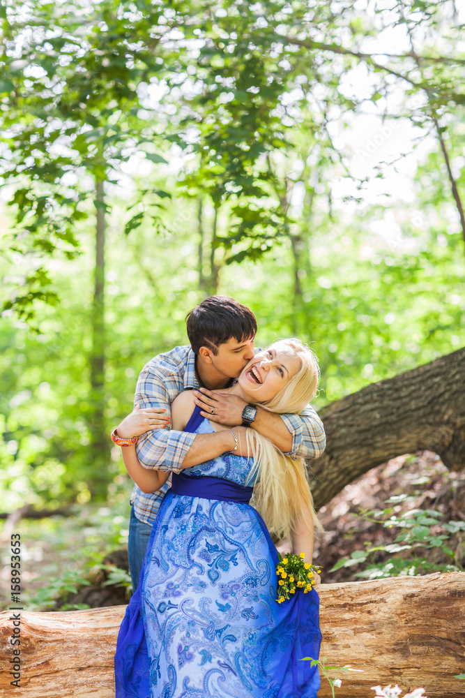 Naklejka premium Boy kissing his girlfriend on the cheek