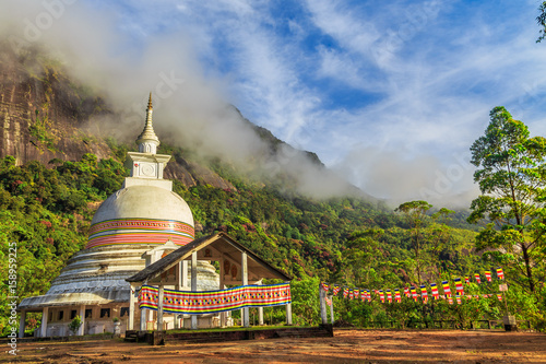 Cuadro en lienzo Buddist stupa on the way to the top of Adam's peak, Sri Lanka