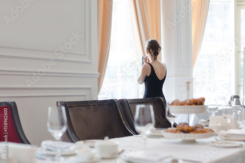 Fotografía Woman in dress in banquet hall
