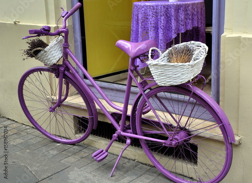 Lila Fahrrad mit weißen Körbchen  photo