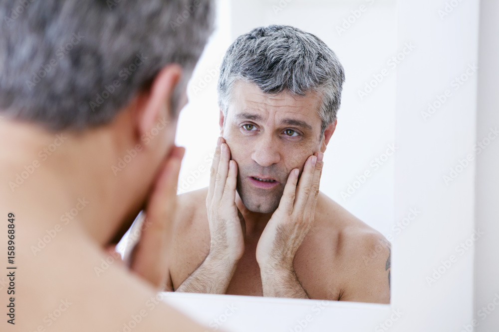 Obraz premium Man looking in a mirror