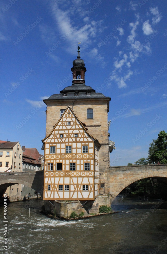 Bamberger Blickfang: Altes Rathaus mit Rottmeisterhäuschen direkt über dem Strom