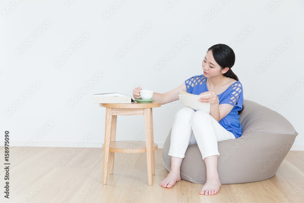 クッションでくつろぐ女性 クッションでくつろぐ女性