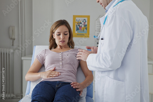 Quadro em tela Consultation, woman in pain