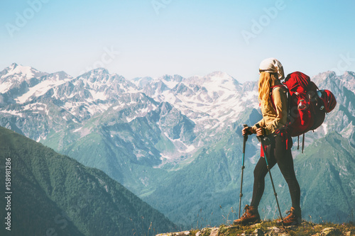 Fototapeta Kobieta podróżnika pozycja na halnej falezie z czerwonym plecakiem Podróżuje stylu życia pojęcia przygody wakacji plenerowego dzikiego natura krajobraz