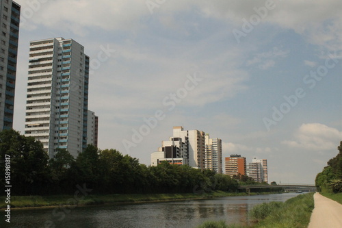 Regnitz-Radweg am Main-Donau-Kanal vor der Skyline der Wohnhochh  user in Erlangen-B  chenbach