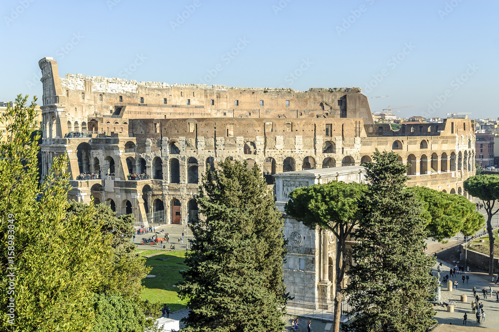 Obraz premium exterior sight of the famous coliseum in Rome, Italy.