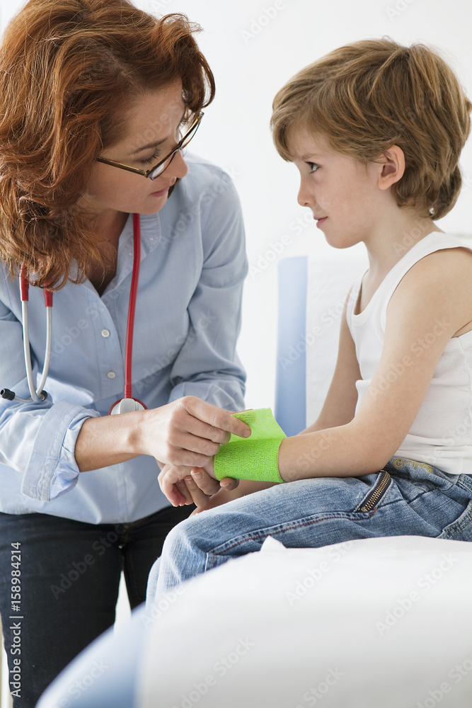 Obraz premium Consultation m￩dicale d'un gar￧on de 6 ans