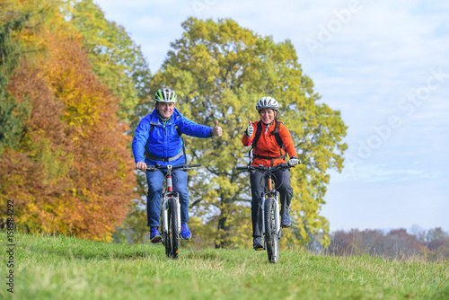 Daumen hoch für eine Radtour im Herbst