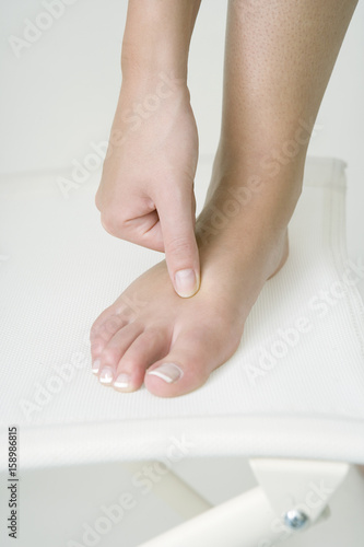 Model The Do In is an automassage technique of chinese origin  then imported in Japan This technique is based on the pressure of certains points  acupressure  aiming at correcting body disorders Pressure of the 4 points located between the toes Aim   fight against tiredness