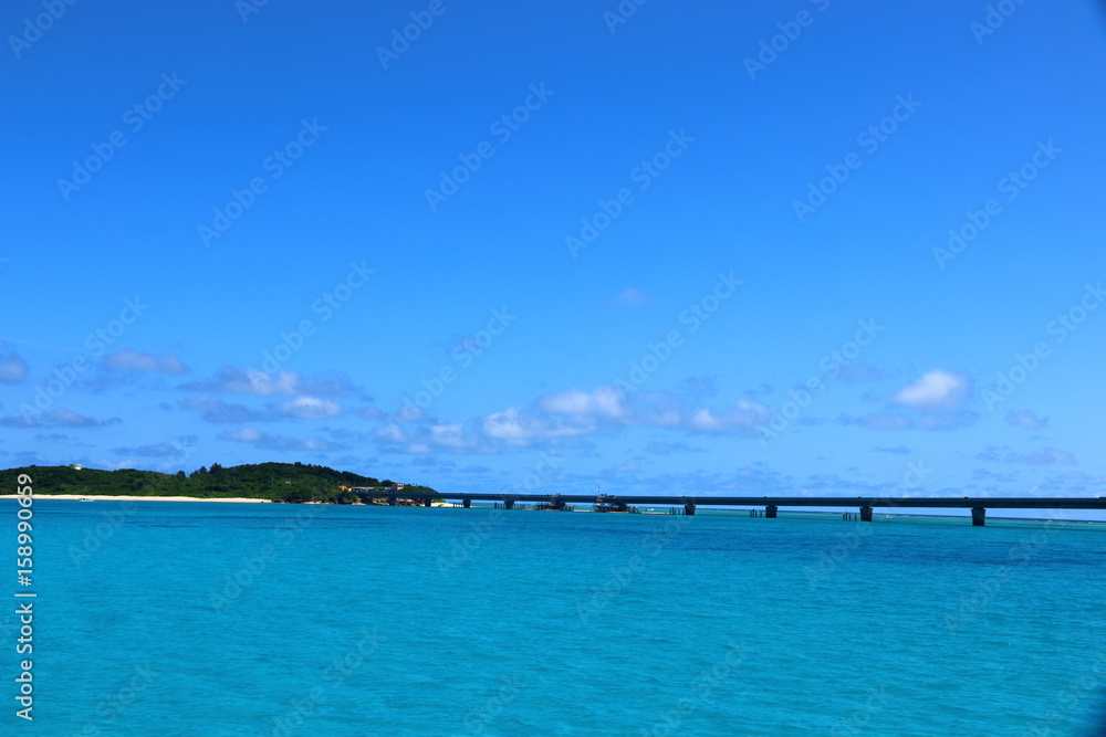 人気のリゾート地沖縄宮古島の透き通った青い海と空