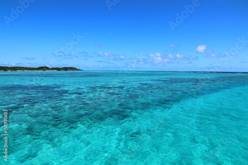 日本の人気リゾート地沖縄宮古島透き通った青い海と空 © 鈴鹿 清水