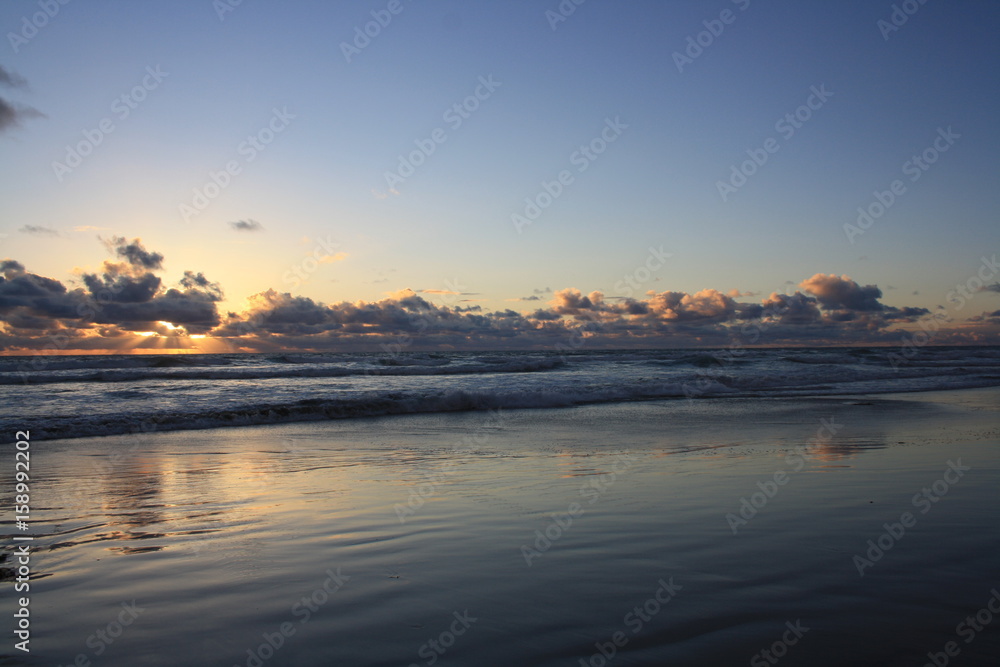 Strand an der Westküste Kaliforniens bei Sonnenuntergang