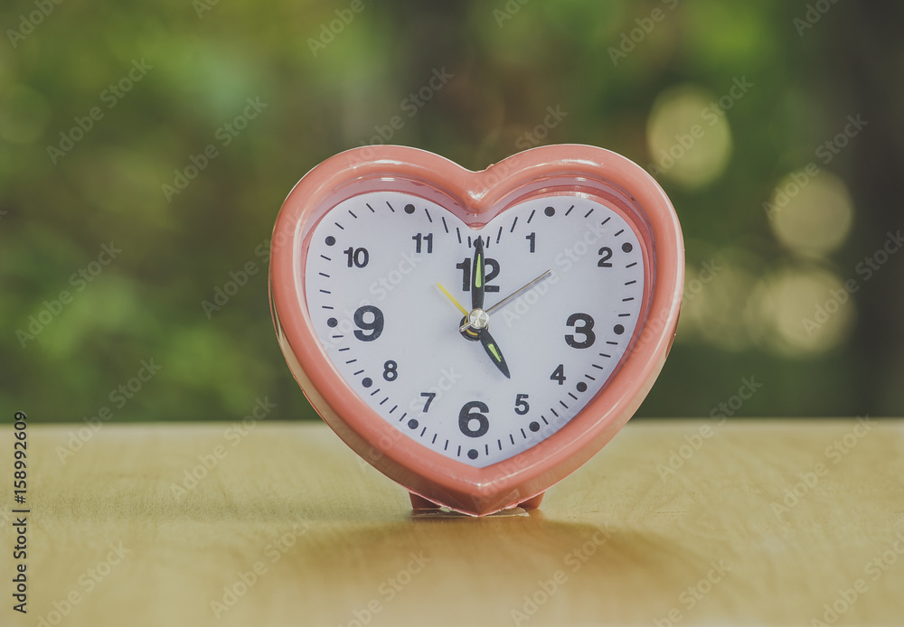 Foto De Beautiful Pink Heart Clock With Time Series From 1 O Clock To foto-de-beautiful-pink-heart-clock-with-time-series-from-1-o-clock-to