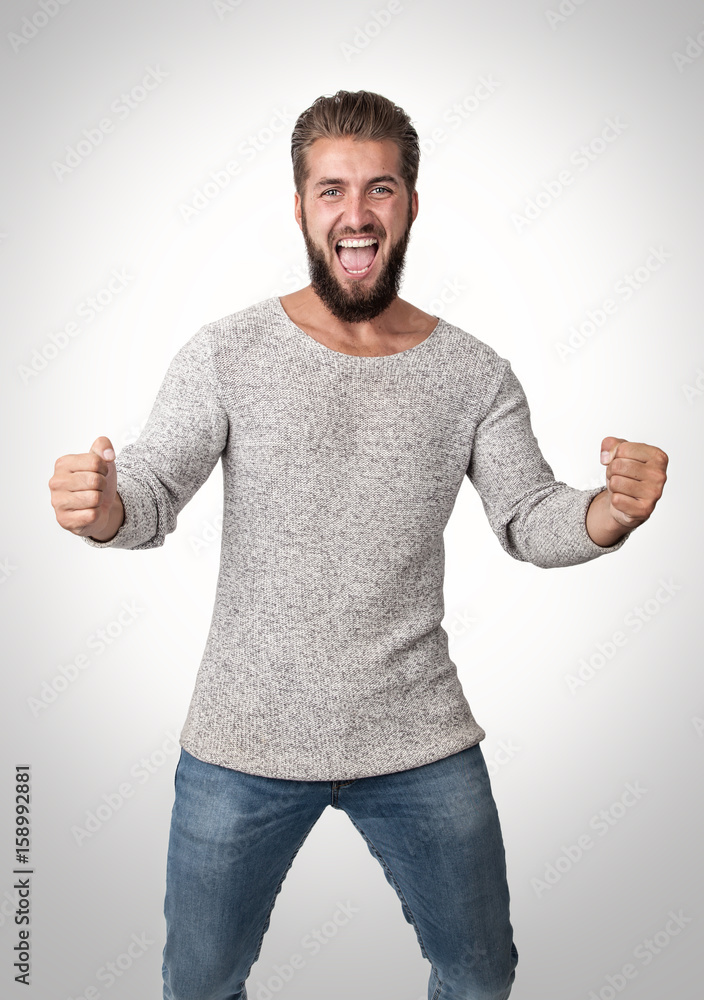 triumphierender Mann mit geballten Fäusten triumphierender Mann mit geballten Fäusten
