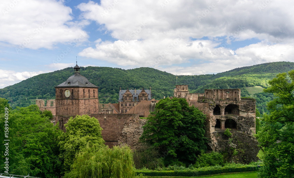 Schloss Burg Schlossruine Burgruine in Heidelberg bei blauen Himmel und wolken