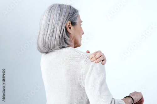 Foto Shoulder pain in an elderly person