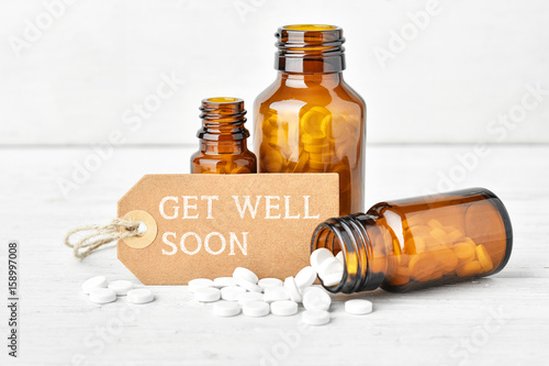 Tabletten mit Etikett - Get Well Soon photo