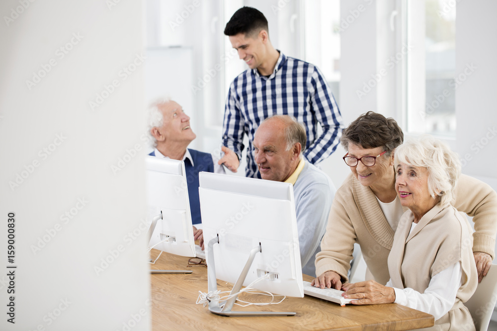 Seniors learning to use Internet Seniors learning to use Internet