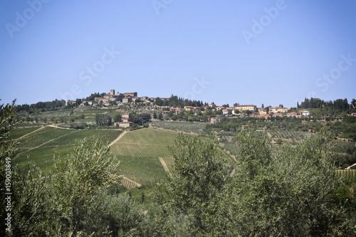 Toskana – Landschaft mit Feldern und Olivenhainen und Weinbergen