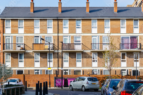Φωτογραφία Facade of council housing flats in East London
