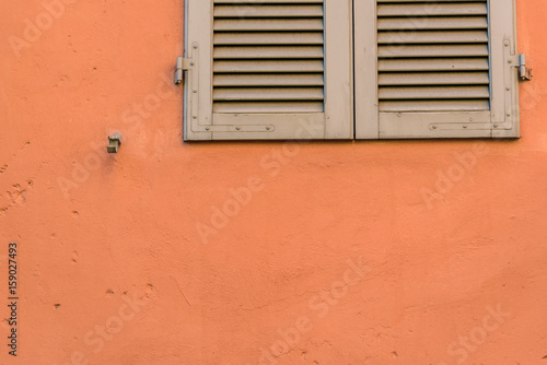 Frame of a window on a pastel color wall © Overburn