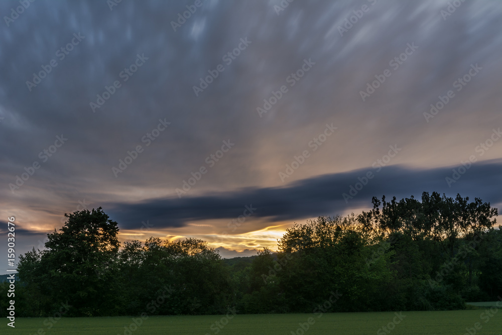 Schönes Abendrot mit sonnenstrahlen un Wolken 