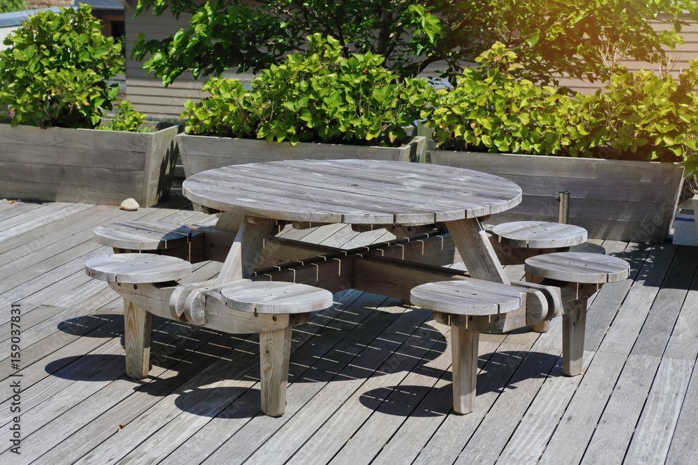 table en bois de jardin ronde avec tabourets intégrés
