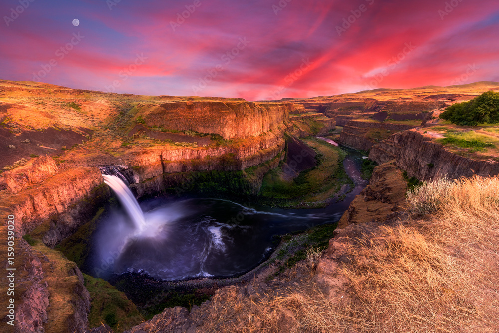 Fototapeta premium Palouse Falls at Dusk