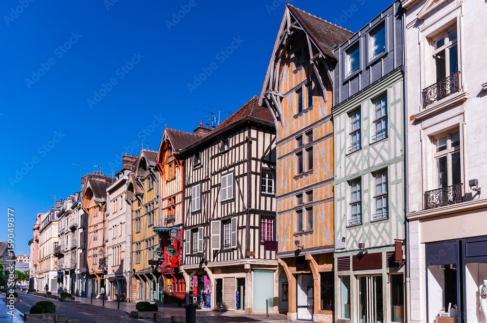 Einkaufsstraße mit Fachwerkhäusern in Troyes; Frankreich