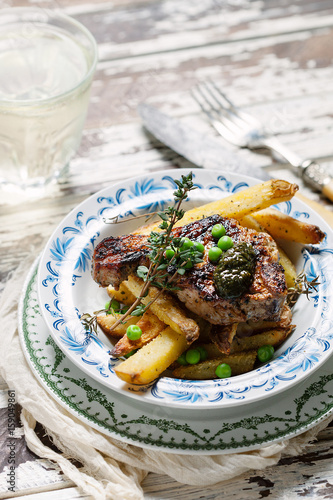 Lamb chops with mint and homemade chunky fries