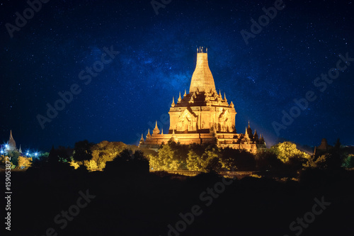 Foto The old pagoda in bagan on the background of milky way at night scene, Bagan Mya