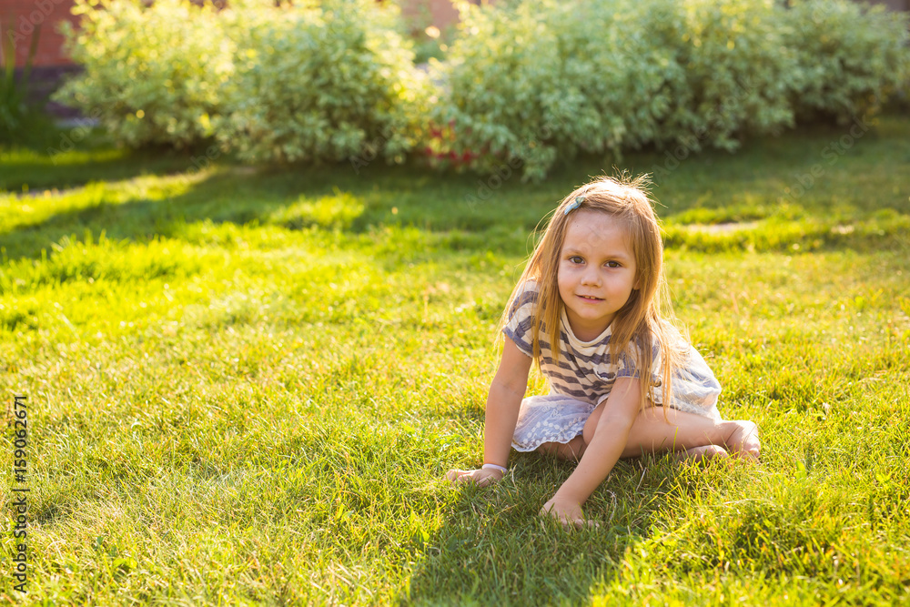 Fototapeta premium Sweet little girl play outdoors