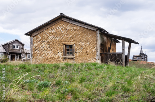 Old hut house / The picture was taken in Russia, the Orenburg region, the village of Saraktash, Krasnaya Gora. 05/06/2017