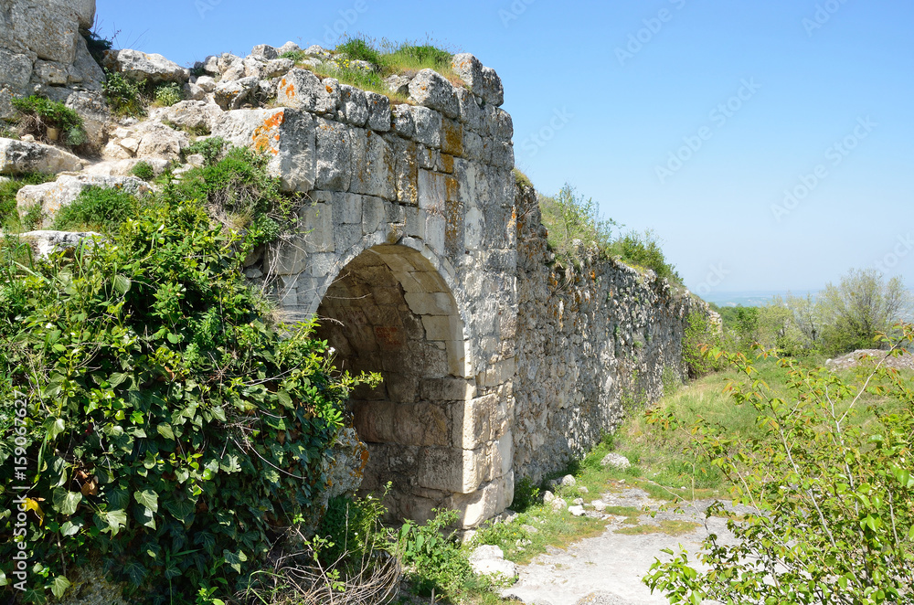 Крым, руины цитадели Мангуп-Кале в ясную погоду
