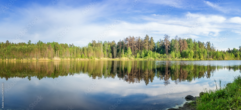 летний пейзаж на Уральской реке с лесом на берегу, Россия, июнь,