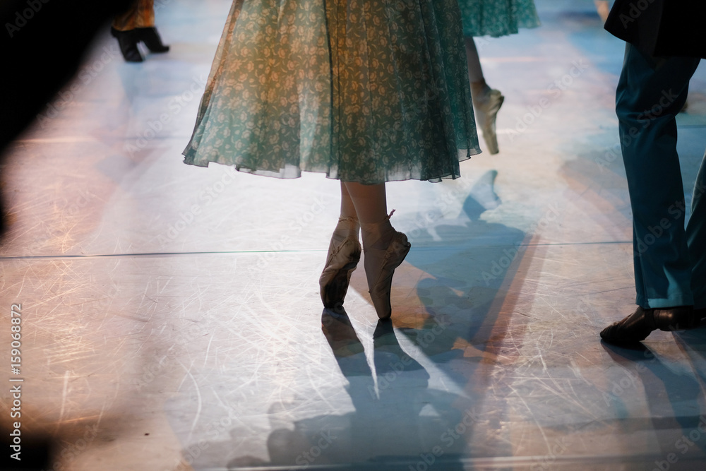 Fototapeta premium Fragment of the ballerina's movement on the pointe shoes in the rehearsal hall of the theater