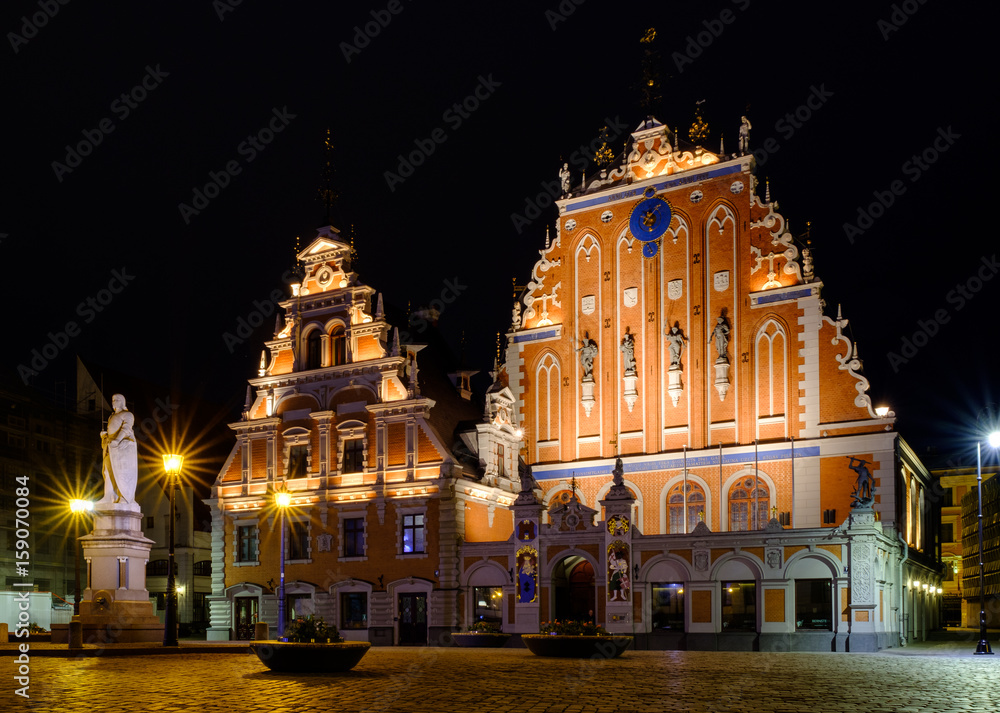 Fototapeta premium City Hall Square with House of the Blackheads in Old Town of Riga in the night, Latvia
