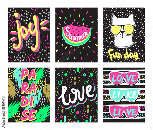 Naklejka Zestaw kart wektorowych lato. Modny projekt. Wektor zbiory kolorowe, jasne, plakaty w kolorach Acid. Niesamowite ilustracja w stylu szkicu. Ręcznie rysowane wakacje kartkę z życzeniami.