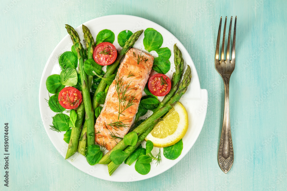 Grilled salmon with asparagus and green salad Grilled salmon with asparagus and green salad
