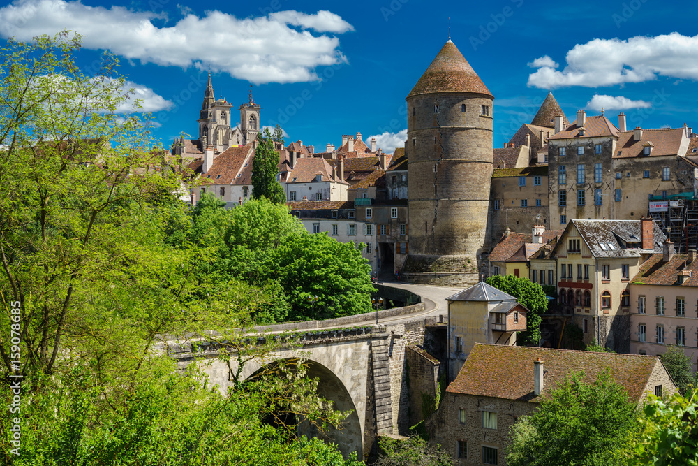 F, Burgund, Côte d'Or, Semur-en-Auxois, prachtvoller Blick auf die Altstadt mit mächtigem, runden Wehrturm und Tor