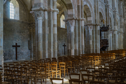 F, Burgund, Auxois, Vézeley, Kathedrale Ste-Madeleine, Département Yonne, Säulenreihe und Stühle mit Lichteinfall