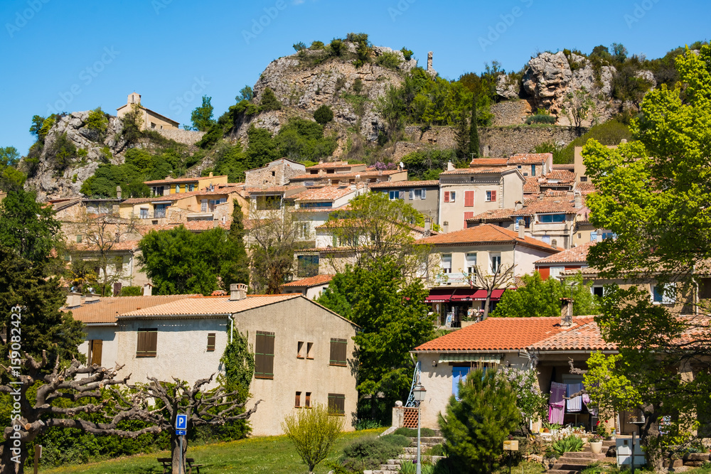 Vue sur le village d'Aiguines, en Provence, France.