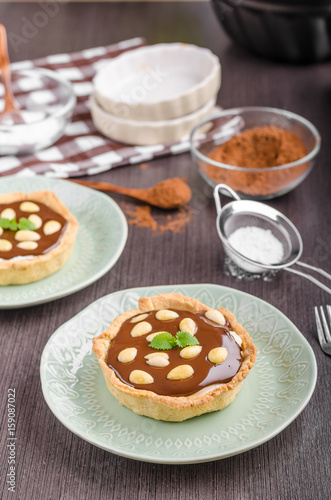 Chocolate tartalets with nuts